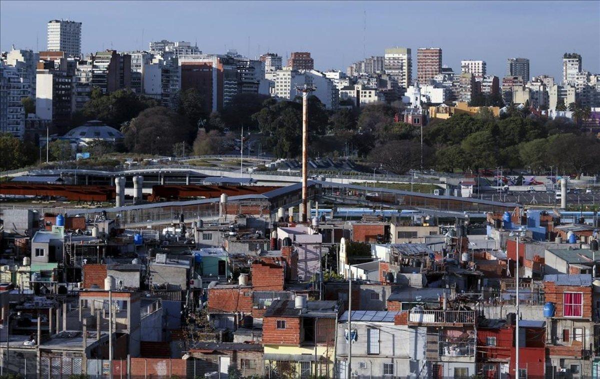 Barrios ricos y pobres colindan en Buenos Aires.