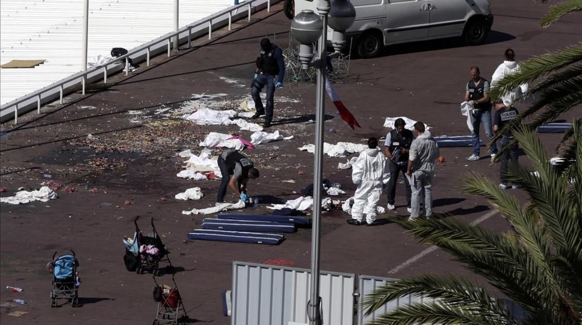 Investigadores de la policía examinan los restos de algunos de los fallecidos en el Paseo de los Ingleses, en Niza, este viernes.