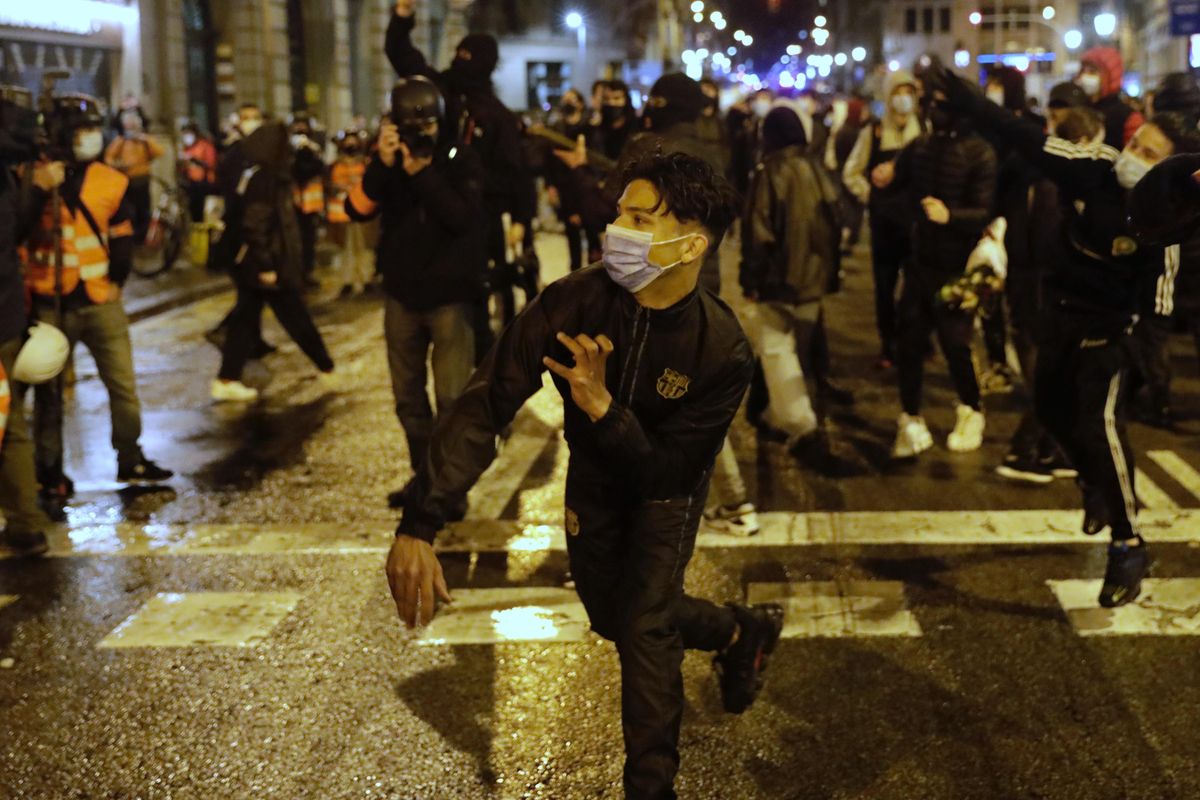 Manifestantes lanzando piedras en Via Laietana, en Barcelona, en el séptimo día de movilizaciones por Hasél. Manifestantes lanzando piedras en Via Laietana, en Barcelona, en el séptimo día de movilizaciones por Hasél.