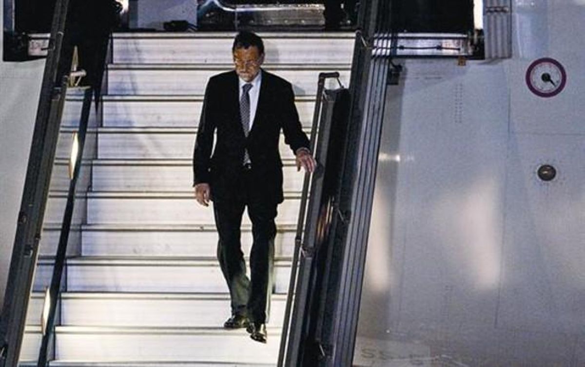 Mariano Rajoy baja del avión oficial tras aterrizar en el aeropuerto internacional de Santiago de Chile. Mariano Rajoy baja del avión oficial tras aterrizar en el aeropuerto internacional de Santiago de Chile.