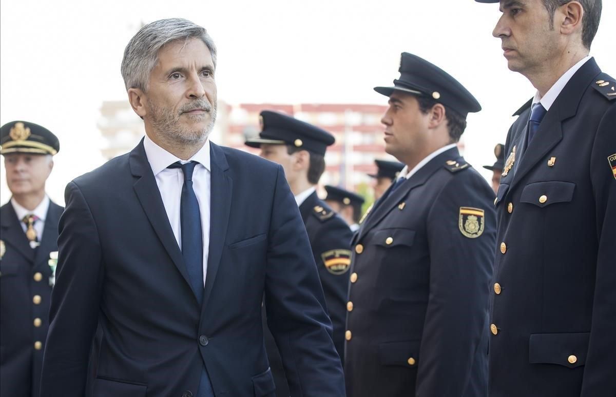 El ministro del Interior, Fernando Grande-Marlaska, pasa revista a una unidad del Cuerpo Nacional de Policía en Valencia en septiembre pasado. El ministro del Interior, Fernando Grande-Marlaska, pasa revista a una unidad del Cuerpo Nacional de Policía en Valencia en septiembre pasado.