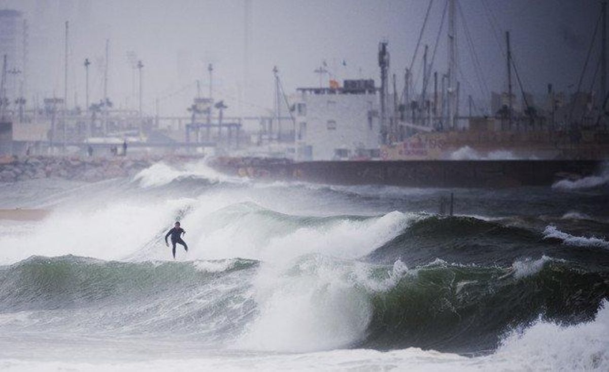 Surf a la platja de la Barceloneta. Surf a la platja de la Barceloneta.