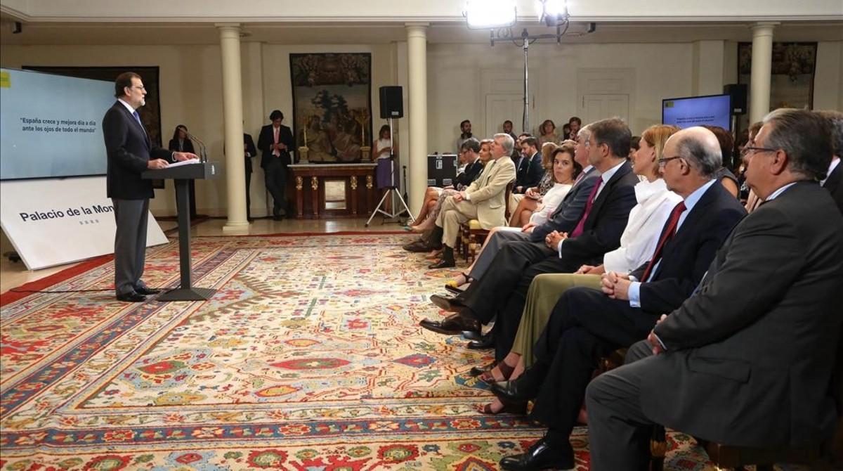 Mariano Rajoy, durante la rueda de prensa de balance antes de las vacaciones que ha ofrecido en el Salón de los Tapices de la Moncloa. 
