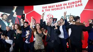 El equipo de la barcelonesa Paradiso, tras ser nombrada la mejor coctelería del mundo por The World’s 50 Best Bars 2022.