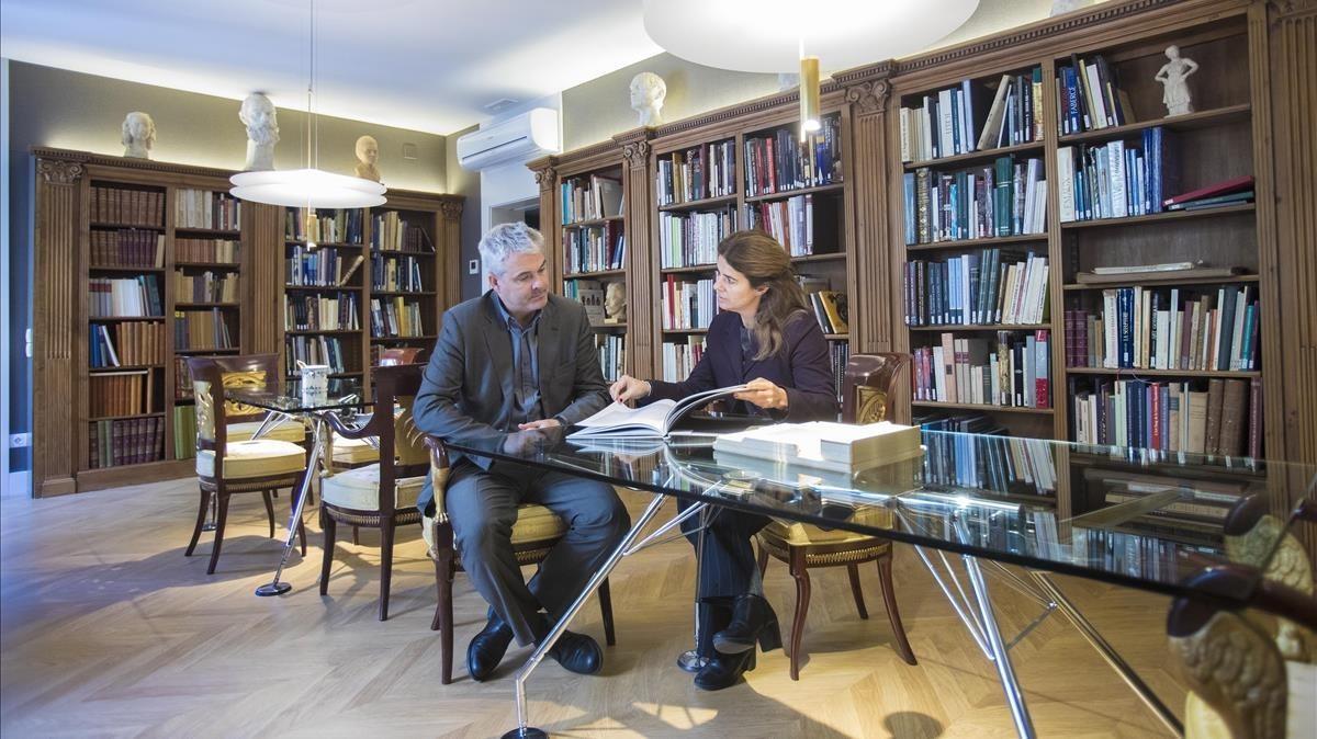Artur y Mònica Ramon en la biblioteca del nuevo espacio Artur Ramon Art, un nuevo concepto de galería de arte. 