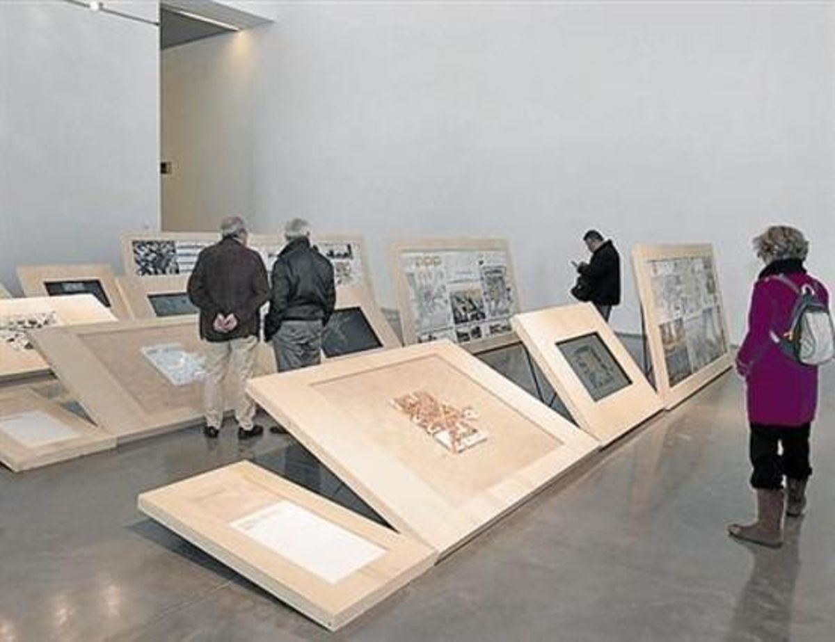 La muestra exhibe el material que presentaron los 10 planes al concurso. La muestra exhibe el material que presentaron los 10 planes al concurso.