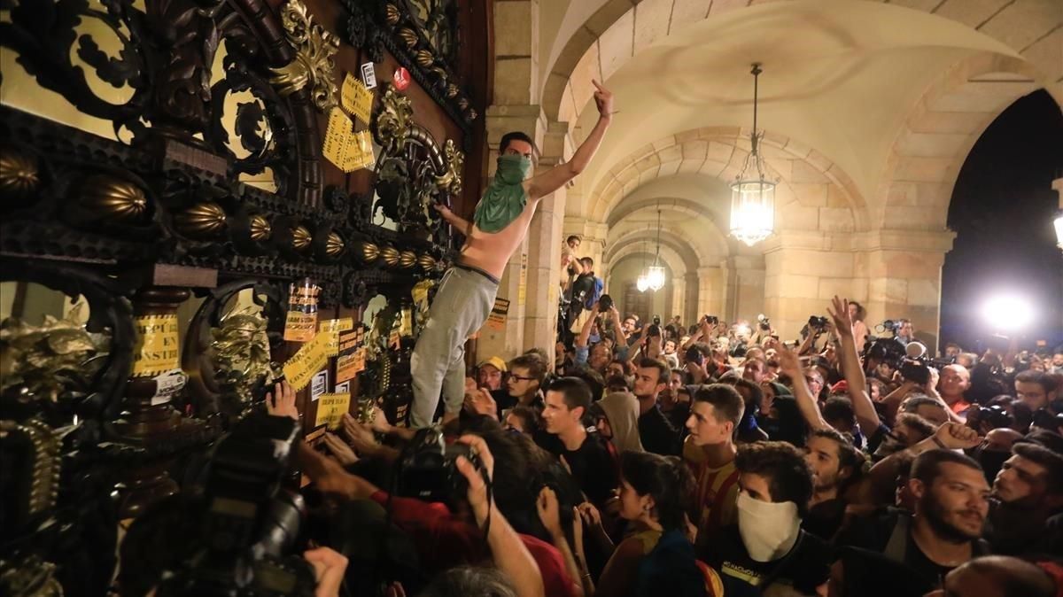 Manifestantes en la puerta del Parlament en el aniversario del 1-O Manifestantes en la puerta del Parlament en el aniversario del 1-O
