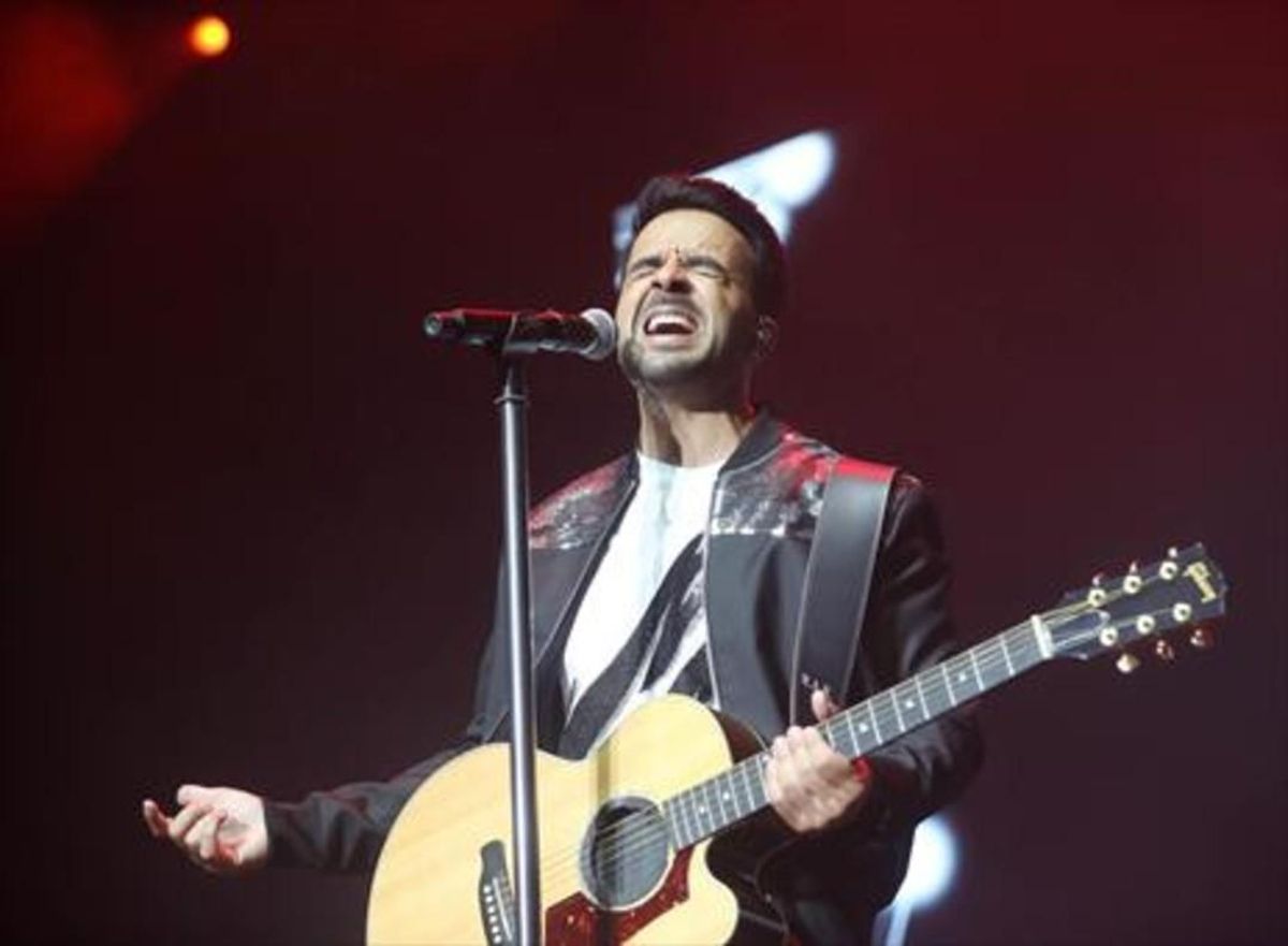 Luis Fonsi, anoche, durante el concierto en Cap Roig. Luis Fonsi, anoche, durante el concierto en Cap Roig.