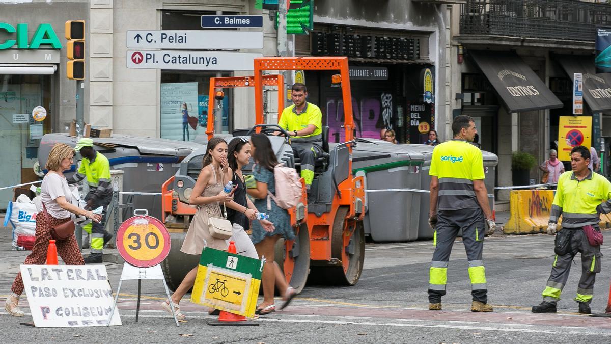 Asfaltado de la calle Balmes con Gran Vía en Barcelona, hoy miércoles