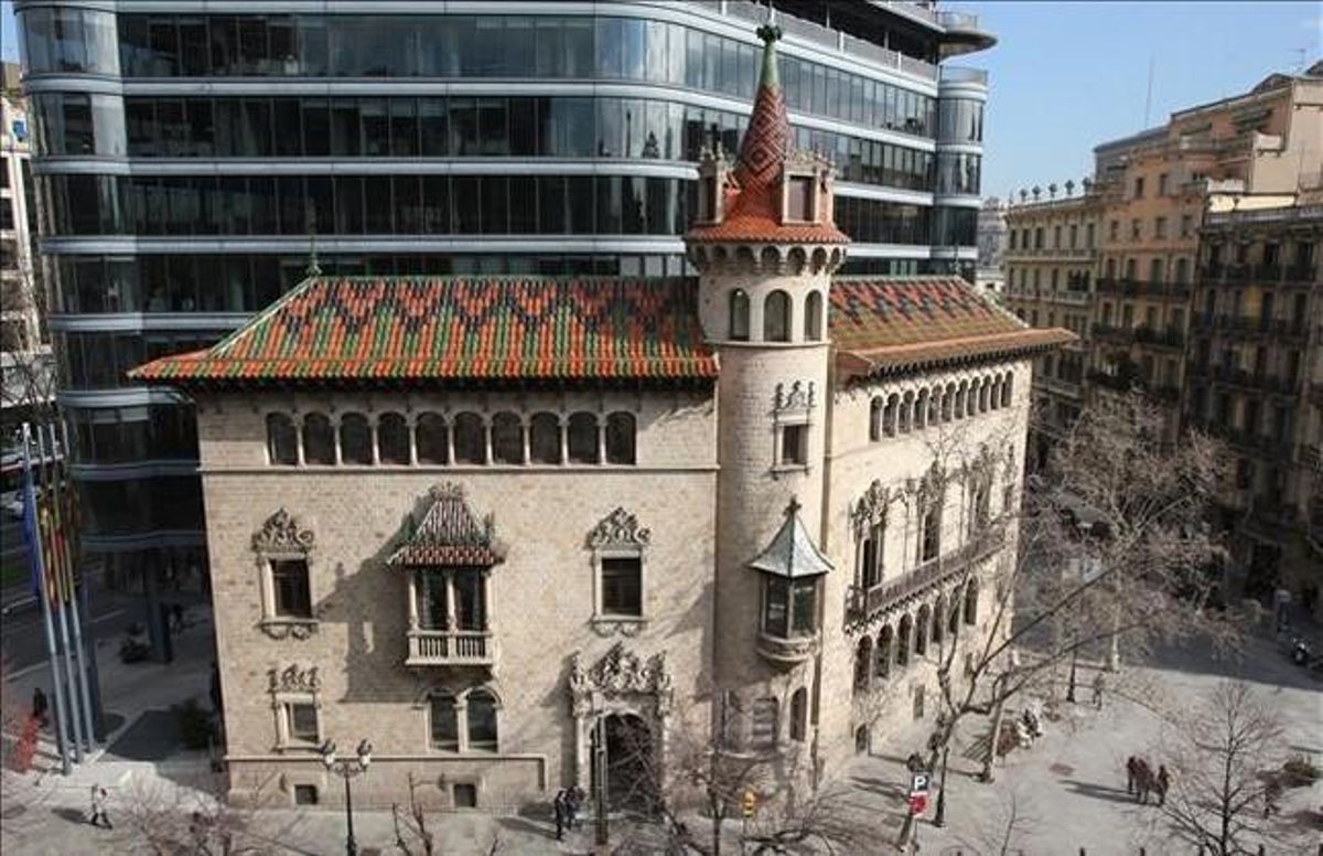 Fachada de la sede de la Diputación de Barcelona. Fachada de la sede de la Diputación de Barcelona.