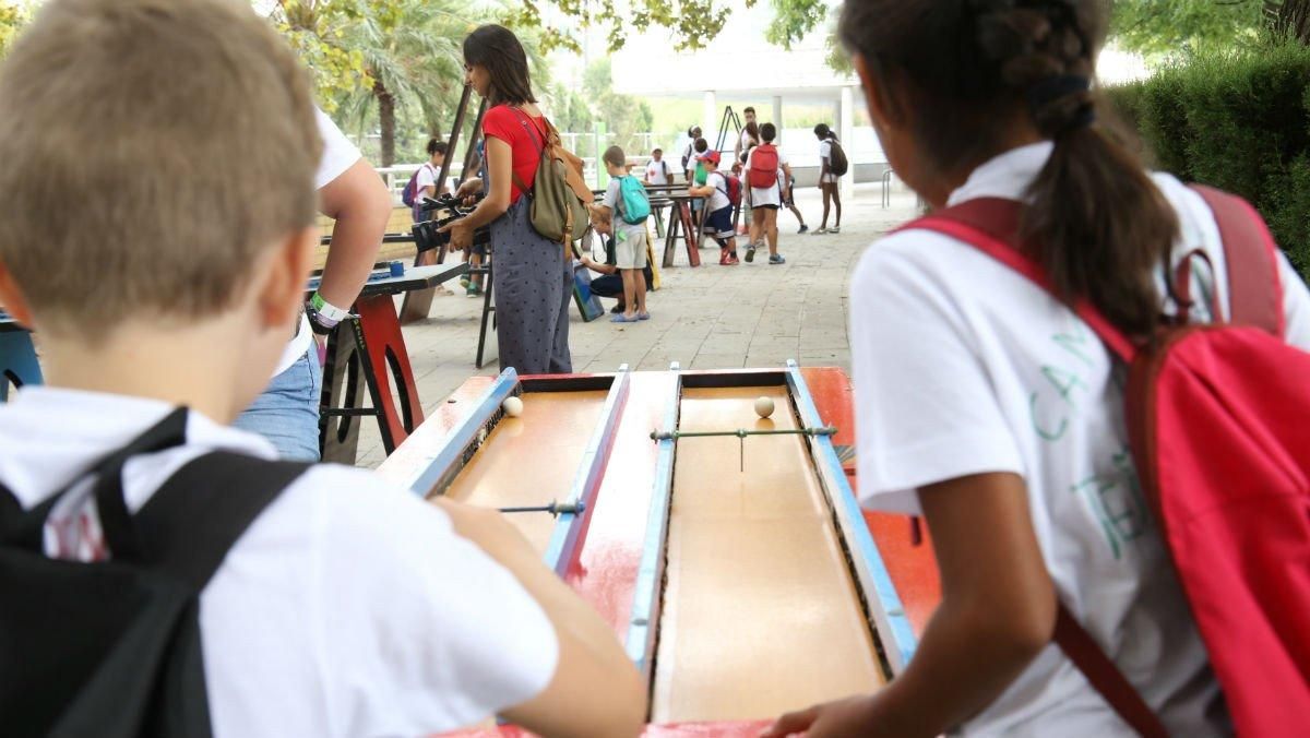 Dos niños participantes del programa realizando una actividad Dos niños participantes del programa realizando una actividad