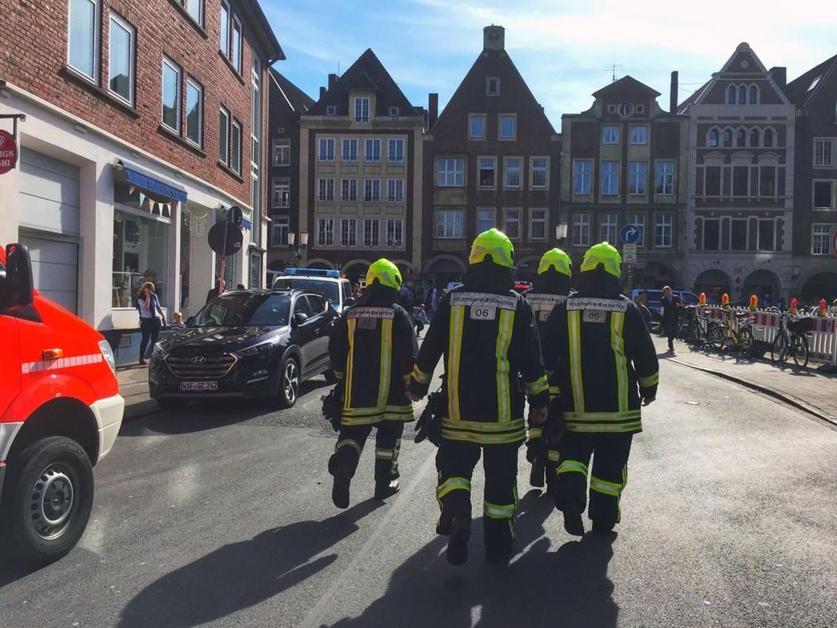 Bomberos y policías acuden al lugar del atroplleo en Münster. Bomberos y policías acuden al lugar del atroplleo en Münster.