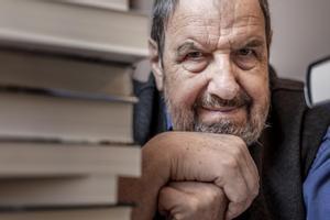 El actor y director Josep Maria Pou, Premi Atlàntida 2022, posa rodeado de libros en la librería Byron.