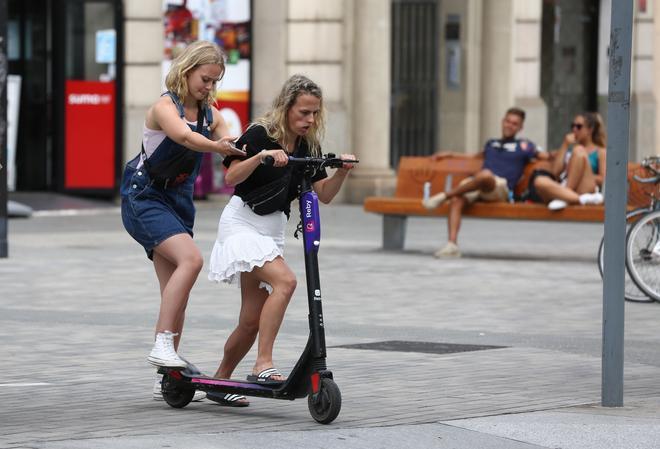 Dos usuarias de Reby con uno de sus patinetes en Barcelona el verano de 2019.