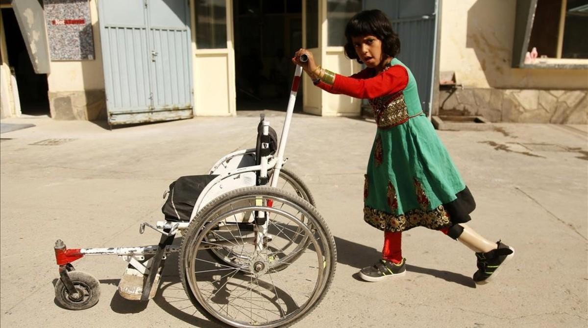 Una niña camina con una pierna ortopédica en Kabul, Afganistán.