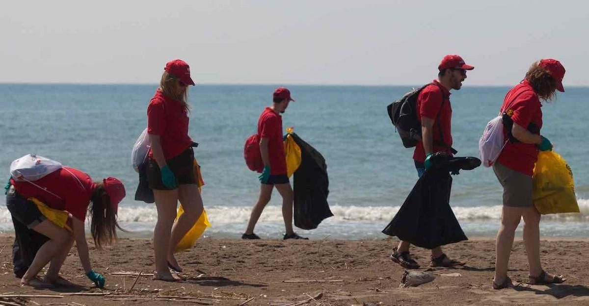 Voluntarios recogen residuos marinos en la costa catalana Voluntarios recogen residuos marinos en la costa catalana