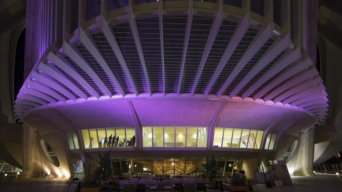 Imagen nocturna del Palau de les arts de Valencia. Imagen nocturna del Palau de les arts de Valencia.
