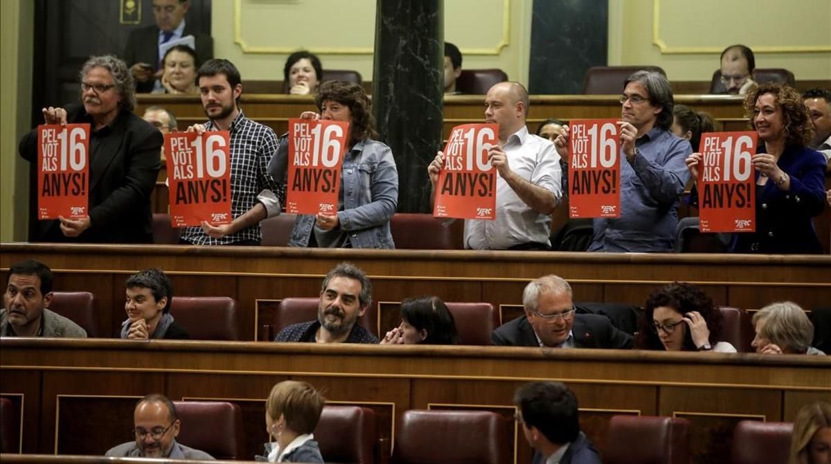 Diputados de ERC con carteles a favor de rebajar la edad del voto hasta los 16 años. Diputados de ERC con carteles a favor de rebajar la edad del voto hasta los 16 años.