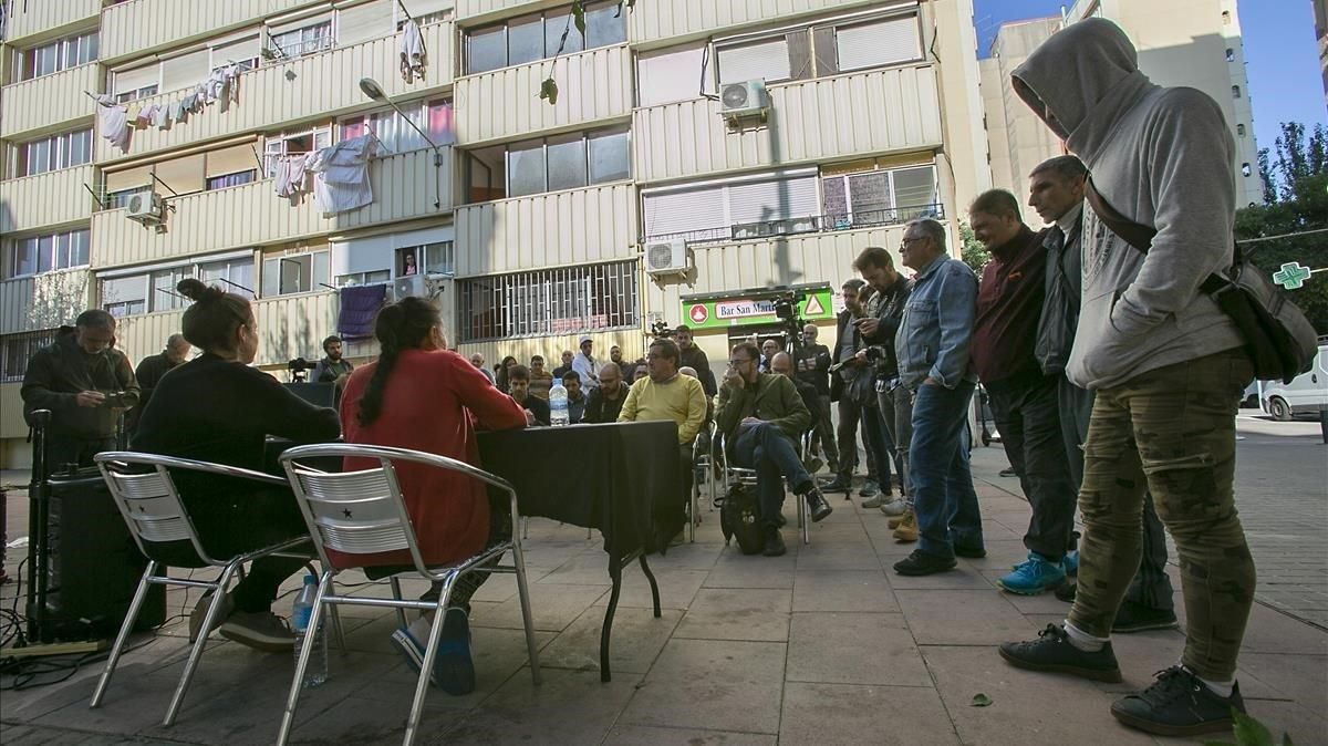 Una miembro de Objectiu Venus y la vecina María Jiménez –de espaldas– explican la demanda que quieren presentar contra el Consorci de La Mina. Una miembro de Objectiu Venus y la vecina María Jiménez –de espaldas– explican la demanda que quieren presentar contra el Consorci de La Mina.