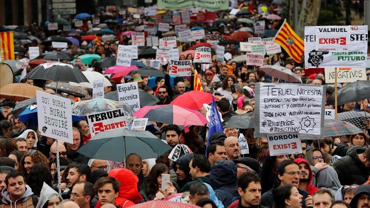 La manifestación de La Revuelta de la Espana Vaciada pretende convertir esta marcha en histórica. Es la primera vez que 90 colectivos de 23 provincias se unen para frenar la despoblación. La manifestación de La Revuelta de la Espana Vaciada pretende convertir esta marcha en histórica. Es la primera vez que 90 colectivos de 23 provincias se unen para frenar la despoblación.
