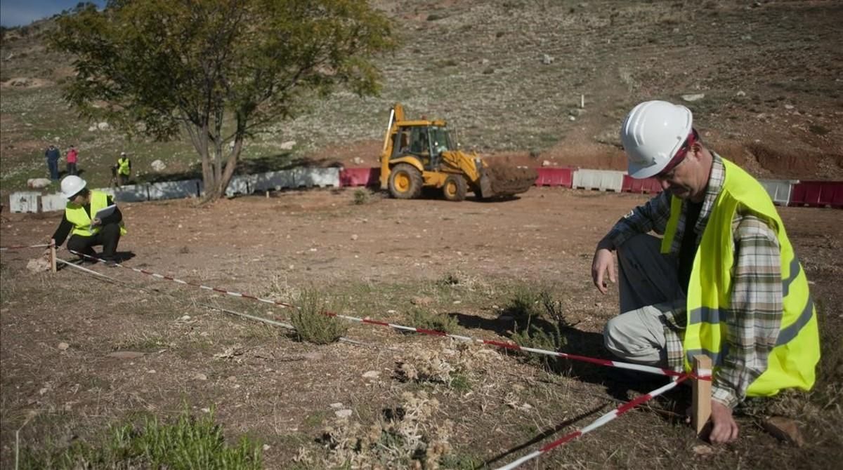 Técnicos inspeccionando el terreno donde se supone podría estar la fosa de García Lorca, el pasado noviembre. Técnicos inspeccionando el terreno donde se supone podría estar la fosa de García Lorca, el pasado noviembre.