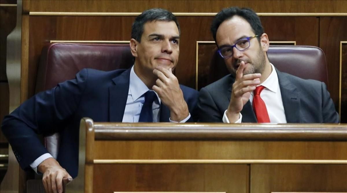 Pedro Sánchez y Antonio Hernando, el pasado martes en el Congreso. Pedro Sánchez y Antonio Hernando, el pasado martes en el Congreso.