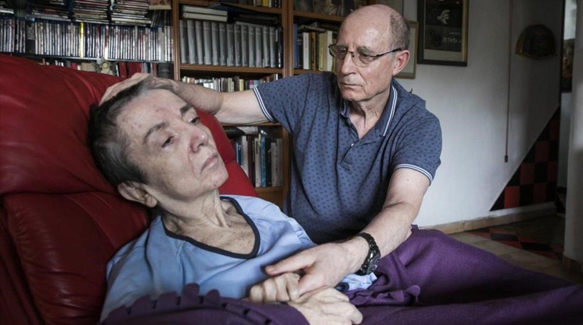 Ángel Hernández fue detenido por ayudar a morir a su mujer, María José Carrasco, enferma terminal. Ángel Hernández fue detenido por ayudar a morir a su mujer, María José Carrasco, enferma terminal.