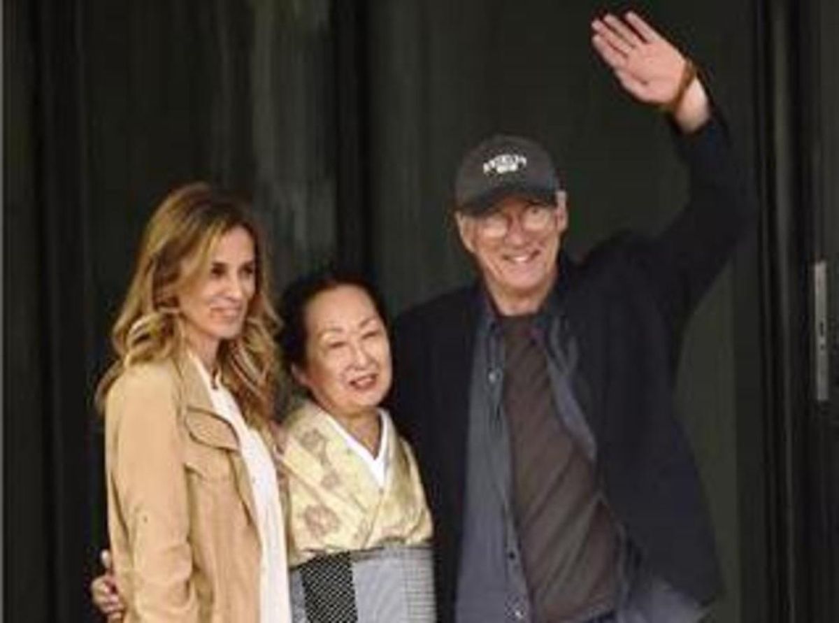 El actor norteamericano Richard Gere saluda a los fans junto a su novia gallega, Alejandra Silva. El actor norteamericano Richard Gere saluda a los fans junto a su novia gallega, Alejandra Silva.