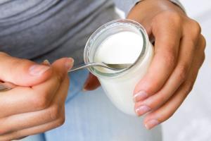 El yogur natural es un alimento con bajo contenido de calorías