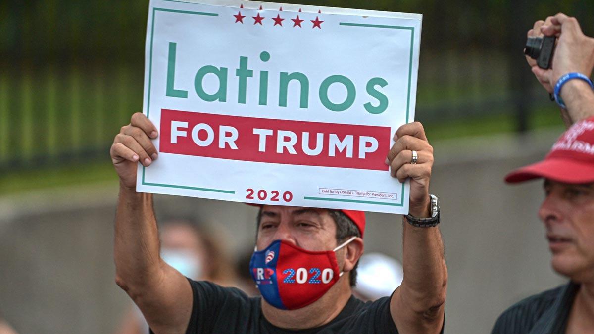 Los latinos llegan divididos a las elecciones de Estados Unidos. En la foto, un hombre sostiene una pancarta de Latinos for Trump el 27 de octubre, durante el mitin de Ivanka Trump, hija y asesora del presidente, en Miami, Florida.