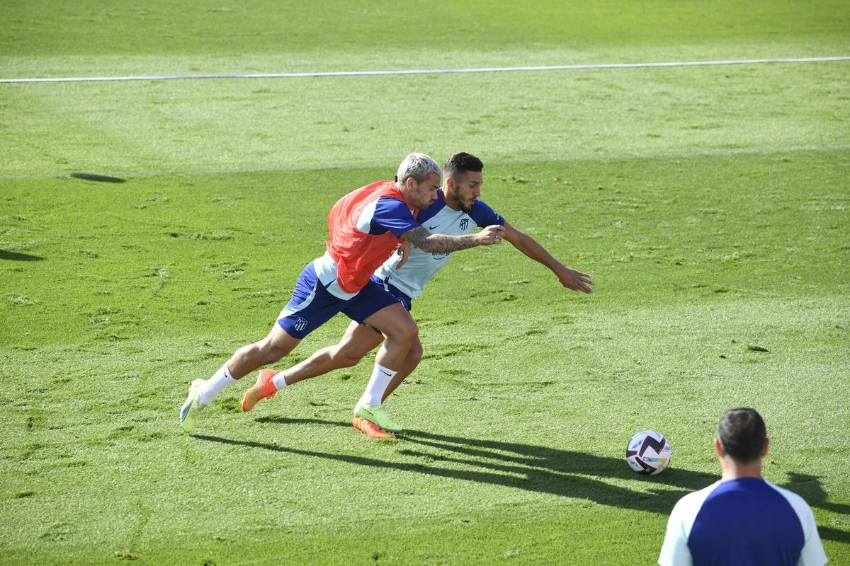 Griezmann (i) y Koke (d), durante el entrenamiento de este sábado. EFE/ Victor Lerena Griezmann (i) y Koke (d), durante el entrenamiento de este sábado. EFE/ Victor Lerena