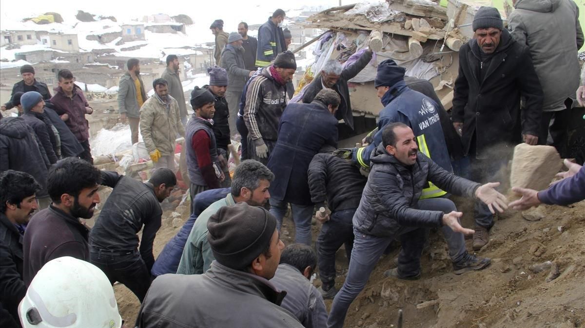 Un grupo de hombres se afanan en retirar escombros en busca de supervivientes, en la población de Baskale este domingo. Un grupo de hombres se afanan en retirar escombros en busca de supervivientes, en la población de Baskale este domingo.