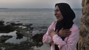 Afaf Adulhamid llora por su hijo Mohammed, desaparecido en el mar cuando intentaba llegar a Chipre en un bote, el pasado 17 de septiembre en Trípoli.