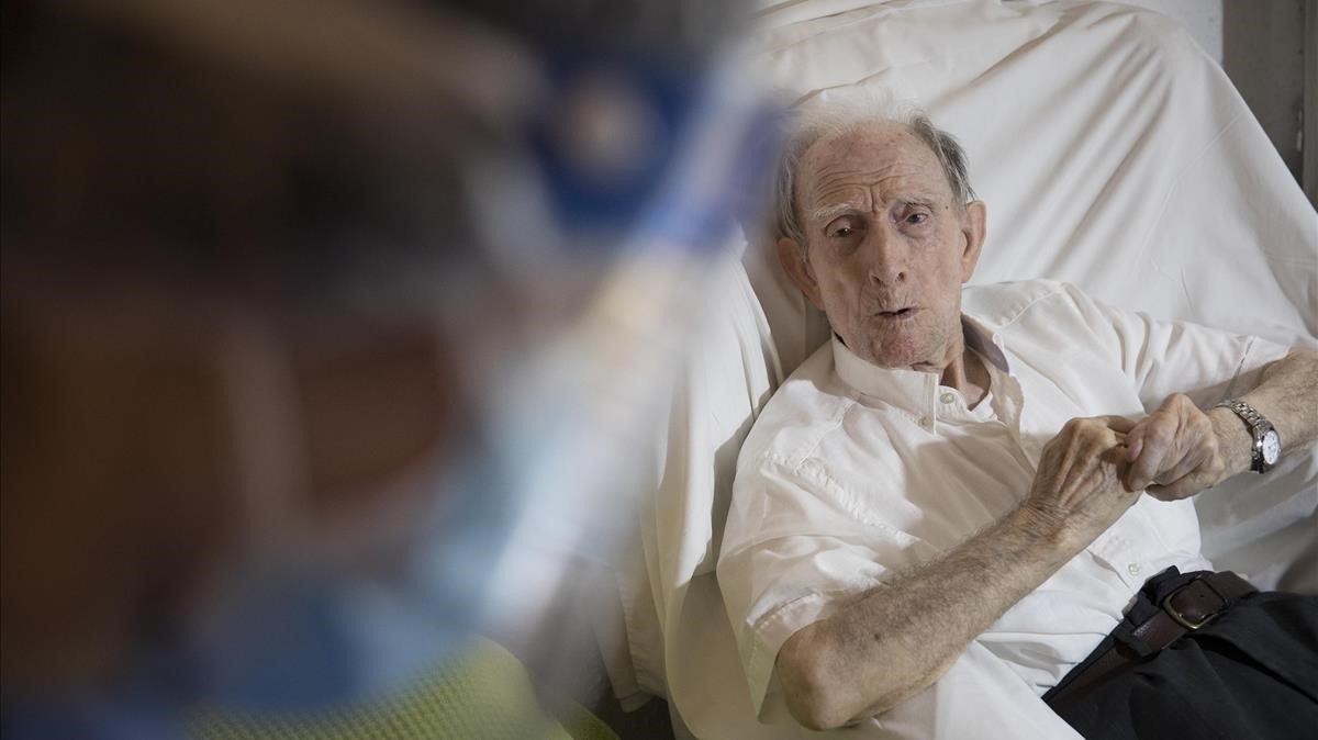 Un anciano en la residencia geriátrica La Pau de Barcelona el pasado mayo mientras se realizaban en ella pruebas PCR.