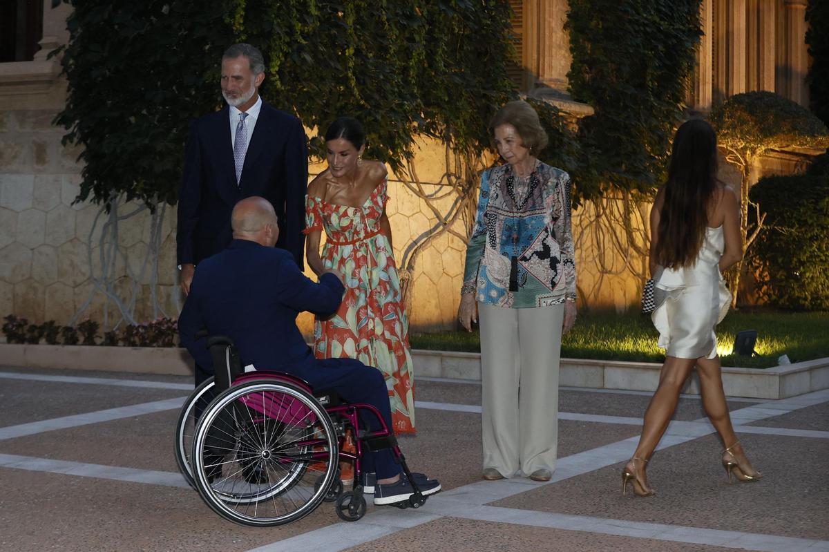 PALMA DE MALLORCA, 04/08/2022.- Los reyes Felipe VI (i) y Letizia (c), acompañados de la reina Sofía (2-d), reciben este jueves a más de 300 representantes de la sociedad balear, en un encuentro que por primera vez tiene lugar en los jardines del Palacio de Marivent, en Palma de Mallorca Marivent. EFE/Ballesteros