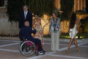 PALMA DE MALLORCA, 04/08/2022.- Los reyes Felipe VI (i) y Letizia (c), acompañados de la reina Sofía (2-d), reciben este jueves a más de 300 representantes de la sociedad balear, en un encuentro que por primera vez tiene lugar en los jardines del Palacio de Marivent, en Palma de Mallorca Marivent. EFE/Ballesteros
