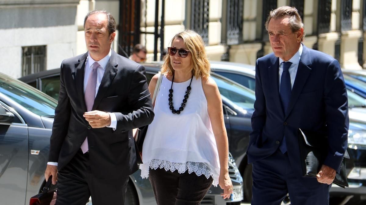 El presidente del Port de Barcelona, Sixte Cambra, a la derecha, con su abogado Rafael Entrena. El presidente del Port de Barcelona, Sixte Cambra, a la derecha, con su abogado Rafael Entrena.