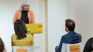 Dolors Sabater pronuncia una conferencia ante Marta Vilalta y Pere Aragonès.