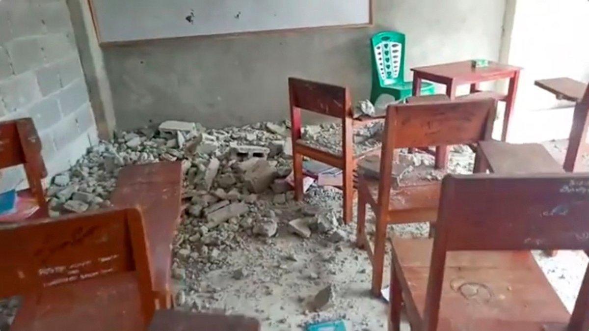 Se observan escombros de concreto en el piso de un aula en el internado islámico Al Anshor después de un terremoto en Ambon, provincia de Maluku, Indonesia.