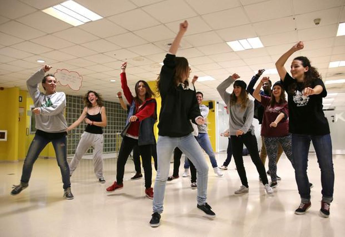 Baile y creación musical en el centro de jóvenes Garcilaso. ELISENDA PONS Baile y creación musical en el centro de jóvenes Garcilaso. ELISENDA PONS