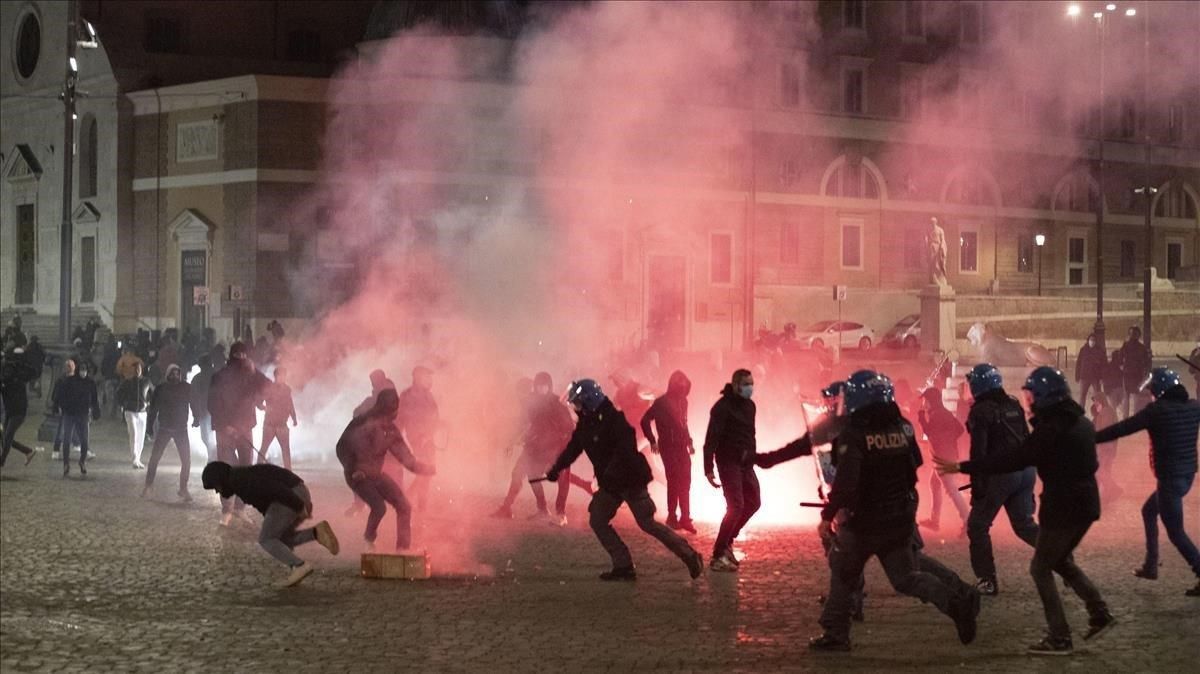 Enfrentamientos el domingo en la Piazza Del Popolo de Roma entre grupos del ultraderechistas y la policía. Enfrentamientos el domingo en la Piazza Del Popolo de Roma entre grupos del ultraderechistas y la policía.