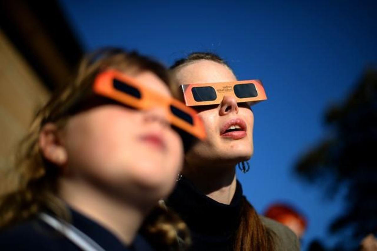 Una mujer y una niña contemplan un eclipse parcial de sol, en Sídney, en mayo del 2013. Una mujer y una niña contemplan un eclipse parcial de sol, en Sídney, en mayo del 2013.