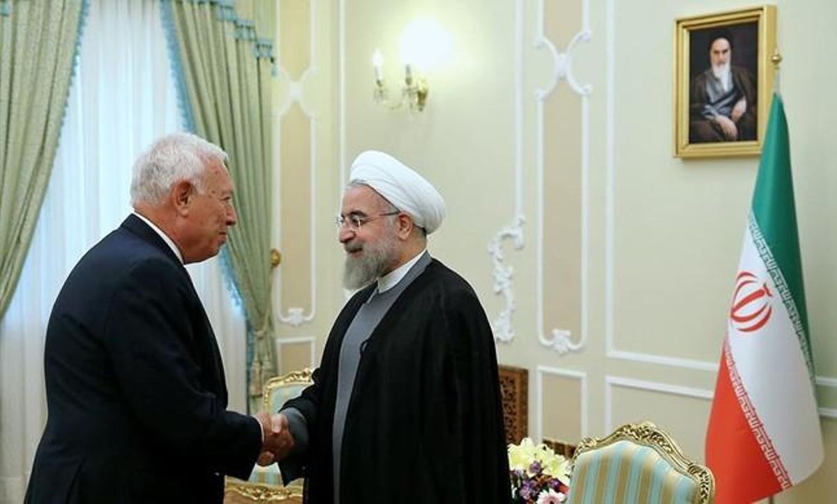 García-Margallo saluda al presidente iraní, Hassan Rohaní, ayer, en Teherán. García-Margallo saluda al presidente iraní, Hassan Rohaní, ayer, en Teherán.