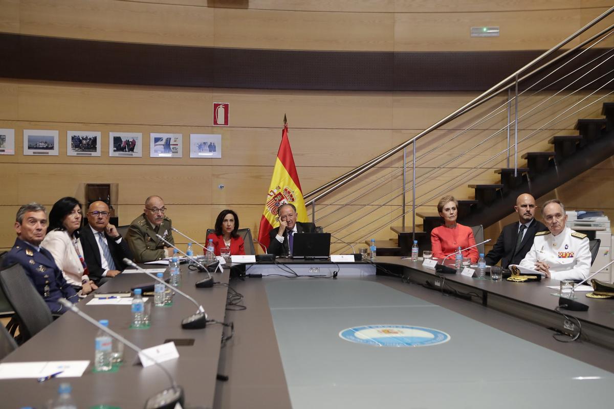 Margarita Robles, ministra de Deffensa, preside con el general Félix Sanz Roldán una reunión en el CNI en 2019. A la izquierda, la entonces secretaria general y hoy directora del centro, Paz Esteban.