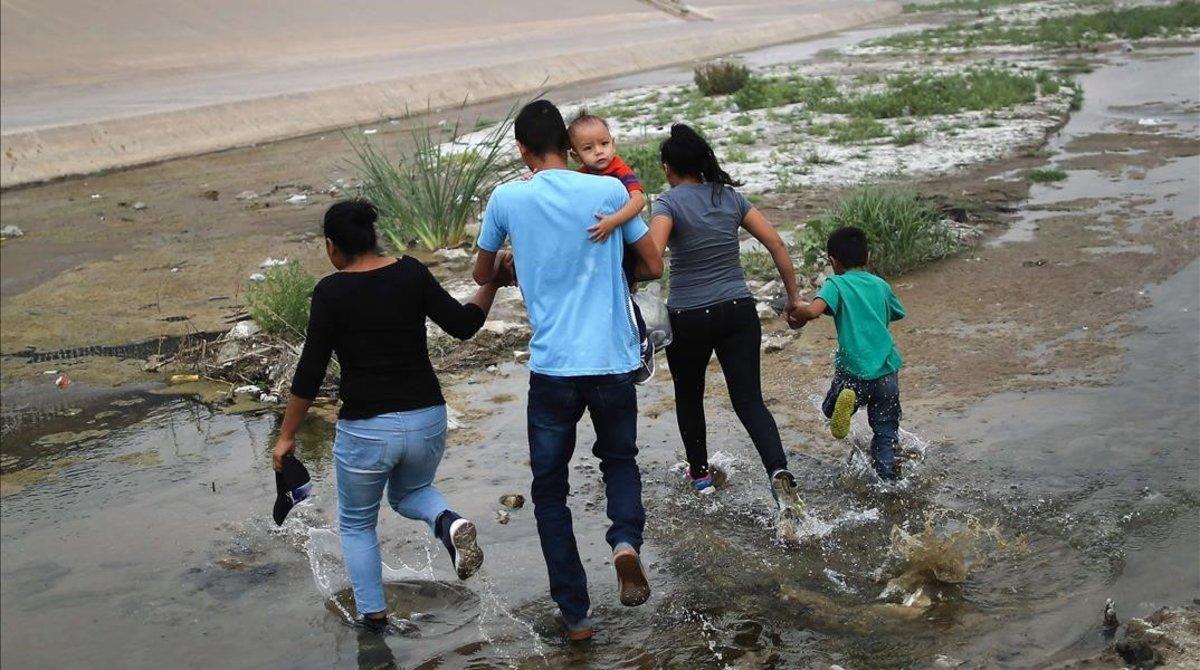 Una familia de inmigrantes cruzan de manera ilegal la frontera entre México y los EEUU.