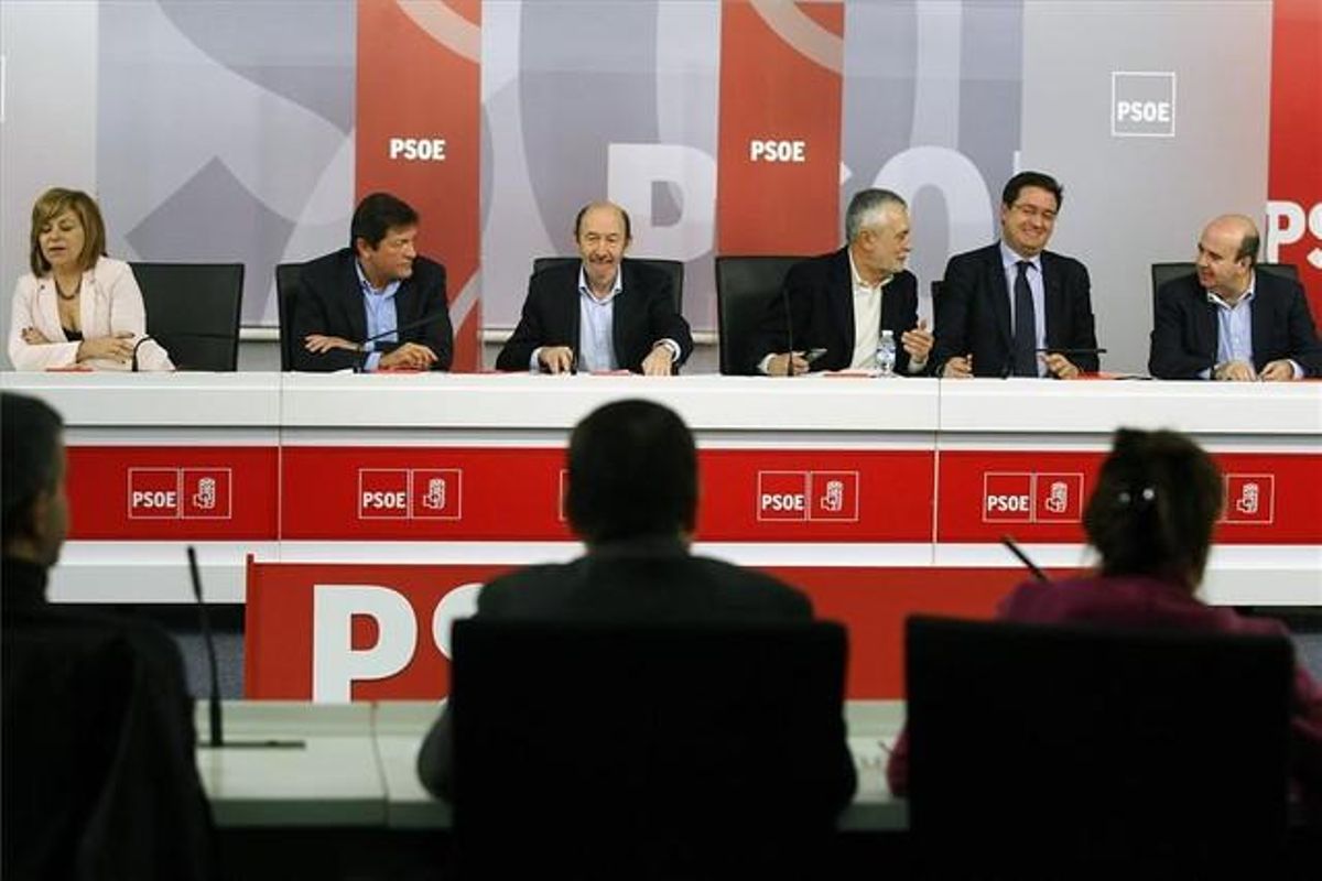 Rubalcaba, en el centro, durante el consejo territorial del PSOE este sábado. Rubalcaba, en el centro, durante el consejo territorial del PSOE este sábado.