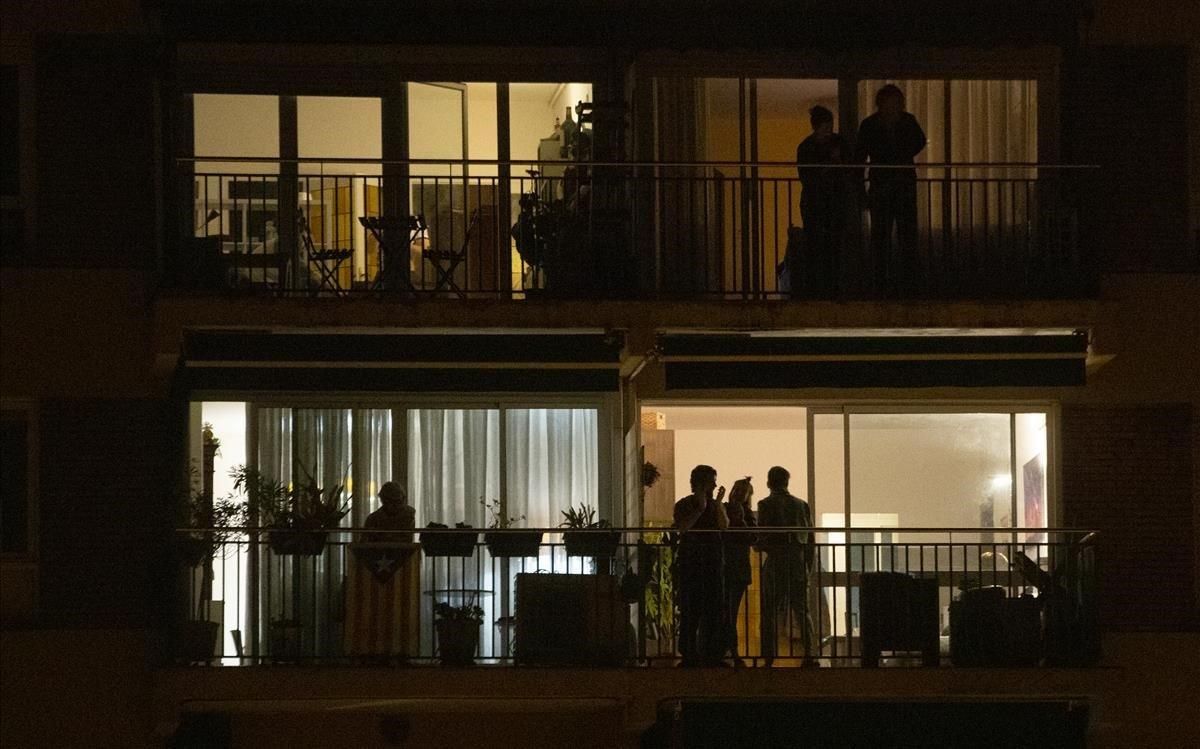 Vecinos confinados en sus pisos, en un bloque de la calle del Escorial, aplauden a los sanitarios. Vecinos confinados en sus pisos, en un bloque de la calle del Escorial, aplauden a los sanitarios.