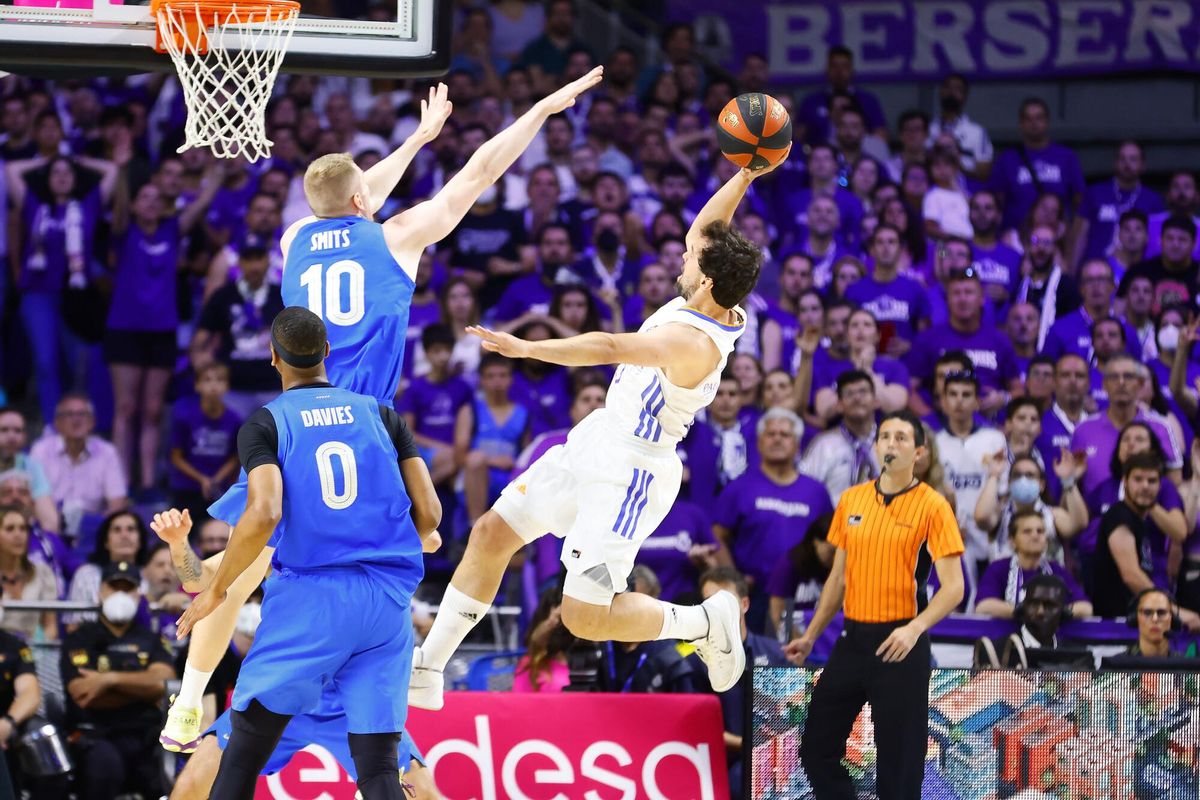 Llull lanza a canasta en presencia de Roladn Smits en el tercer partido Llull lanza a canasta en presencia de Roladn Smits en el tercer partido