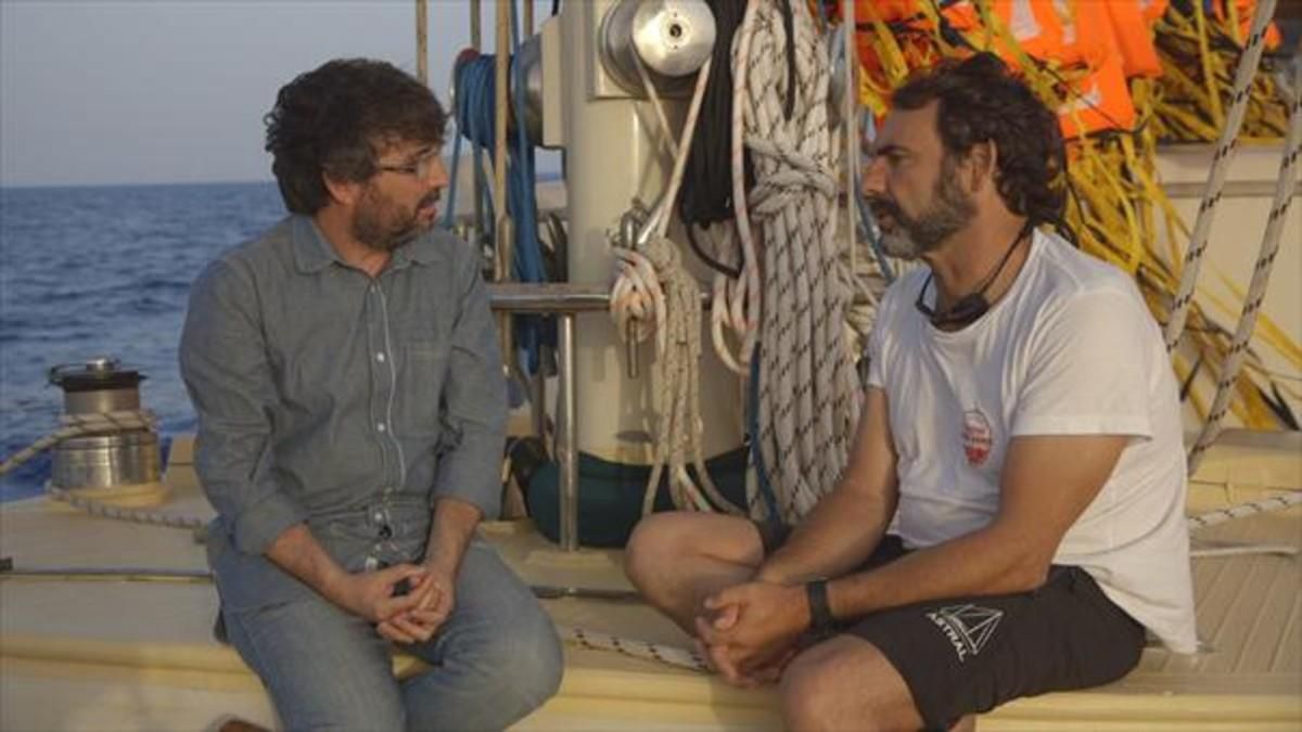 Jordi Évole y Òscar Camps conversan a bordo del ’Astral’, en un momento del documental. Jordi Évole y Òscar Camps conversan a bordo del ’Astral’, en un momento del documental.
