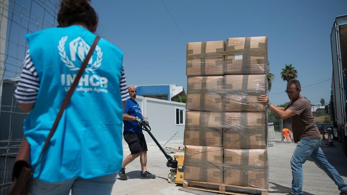 Un grupo de trabajadores descarga suministros en el centro de acogida temporal a extranjeros de San Roque, en Cádiz, ayer. Un grupo de trabajadores descarga suministros en el centro de acogida temporal a extranjeros de San Roque, en Cádiz, ayer.